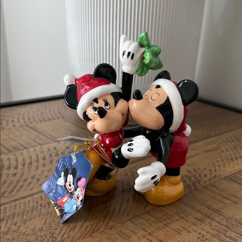 Disney Mickey and Minnie Festive Figurine | magnetic S&P shakers